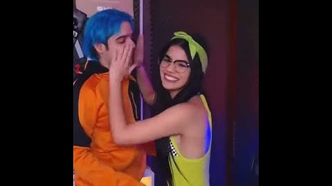 Beso yoloriana en el vivo de twitch