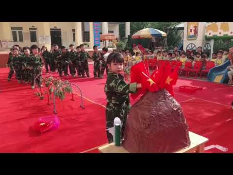 Trò chơi vận động: Trườn qua chướng ngại vật cắm cờ lên tiền tiêu