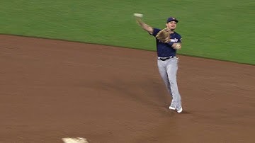 MIL@CIN: Gennett throws on the run to nab Holt