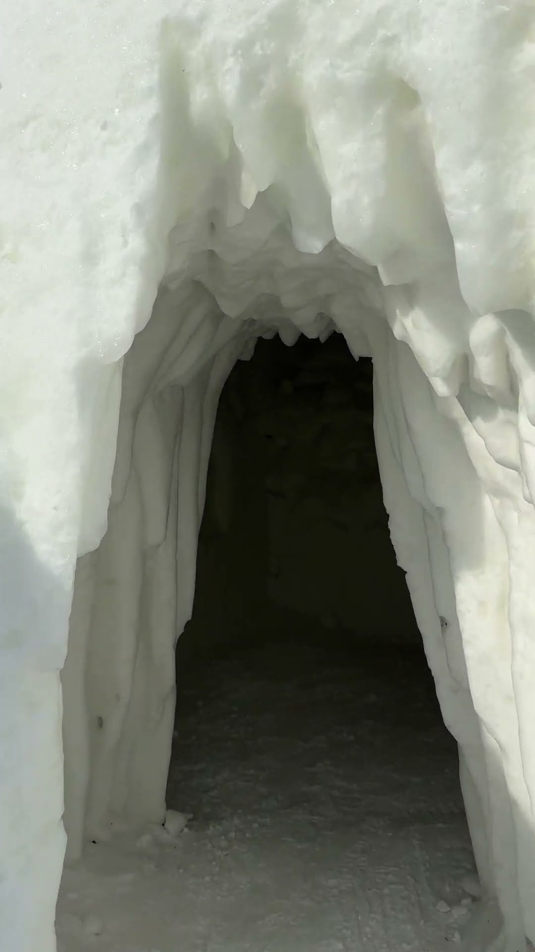 Finding Surprises In The World’s Largest Snow Maze || ViralHog