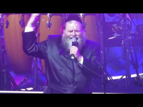 מיכאל שטרייכר בביצוע "לא אמות כי אחיה" בנייני האומה - "Michoel Streicher performing "Lo Omus