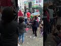 Skill orang jualan minuman sambil joget.