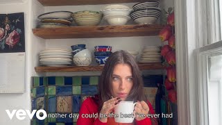 Смотреть клип Mae Muller - Mtjl (Maybe Thats Just Life) (Lyric Video)