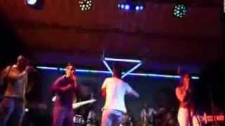 Miniatura de vídeo de "Paulito FG - Darte un Beso (Video en vivo - version Salsa)"