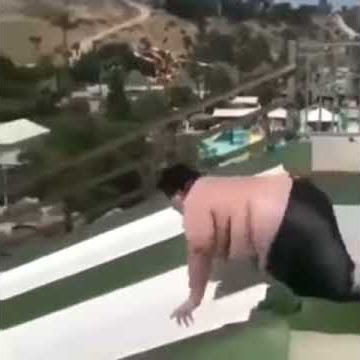 Orang gemuk meluncur di prosotan