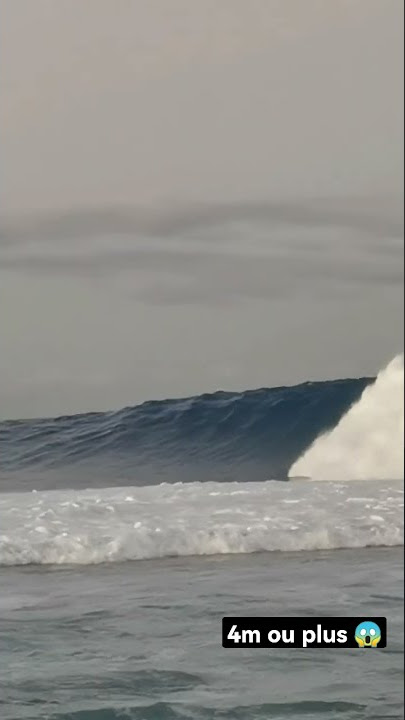 un tsunami arive sur la plage 😱 #gosurf