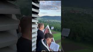 Widok z góry podczas wykonywania pieśni maryjnych z wieży kościoła w Podłopieniu