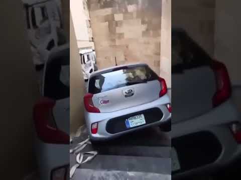 فقط في لبنان سيارة تستخدم الدرج لكم التعليق