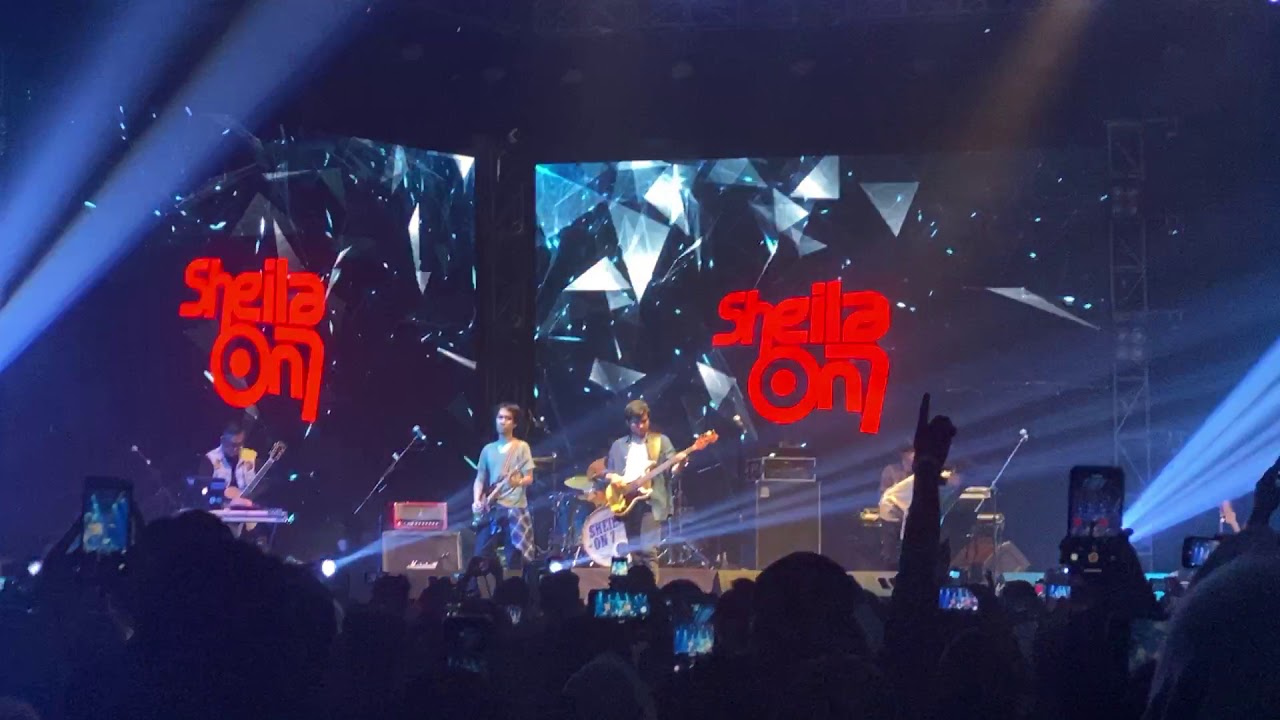 Dan - sheila on 7 terharu dinyanyikan semua penonton live concert di pekanbaru