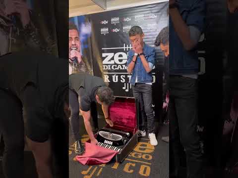 Alejandro Rodrigues-ganha sanfona de Zezé Di Camargo ao vivo
