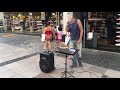 Artista de rua brasileiro cantando  Eva - Rádio Táxi - Liu Cuca