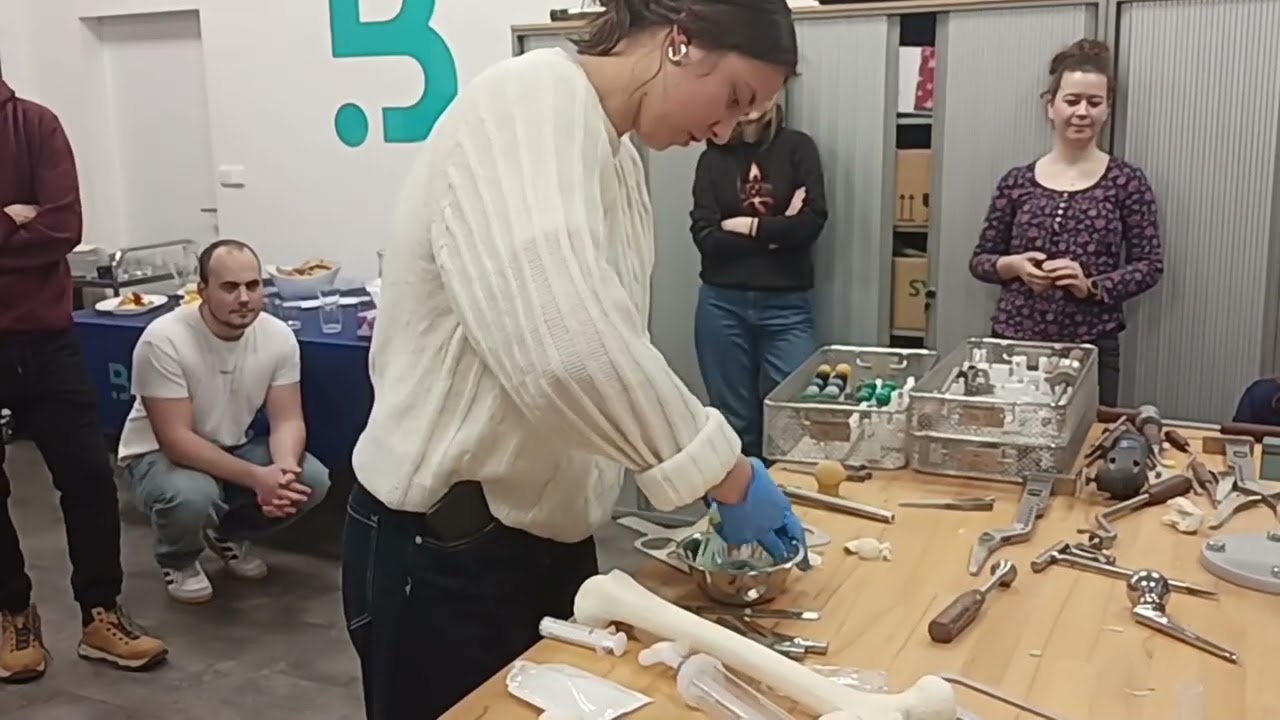 Výuka mediků 1 LF UK Praha při  operaci kyčelního kloubu na umělých kostech 22 01 2026 díl 2 movie