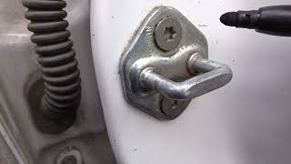 Регулировка замков дверей на Mazda Demio.Отзыв о кузовщике по порогам и аркам.