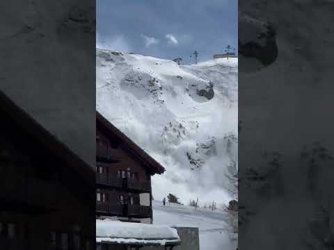 Lawine bei Zermatt reisst mehrere Personen mit