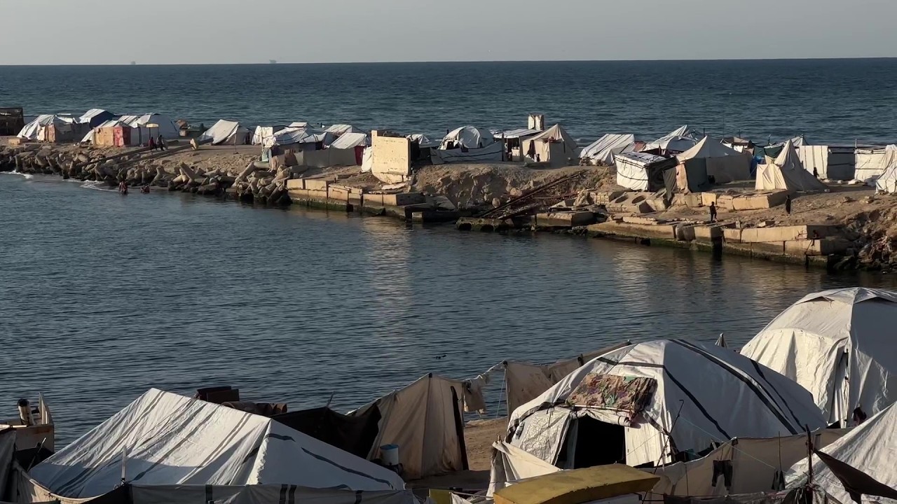 مواطنون في مخيمات النزوح على ساحل مدينة غزة يعيشون ظروفاً قاسية خلال شهر رمضان المبارك