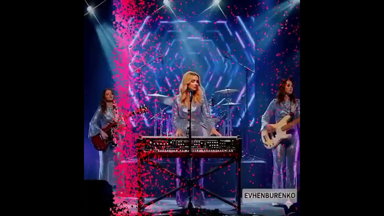 В СИНИХ КОЛЕЧКАХ ДЫМА.