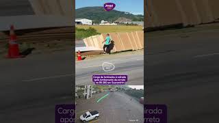 Carga de laminados é retirada  após tombamento de carreta  na BR-280 em Guaramirim