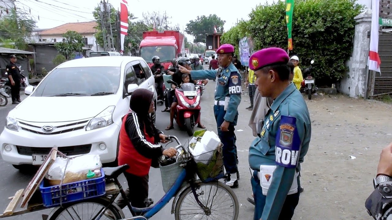 Menjelang HUT Marinir Prajurit Kolang Susuri Sungai Brantas Bersama Masyarakat Surabaya 
