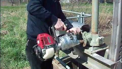 Portable Actuator (Attuatore Portatile) APS100N operating on sluice gate with 2 protruding screws