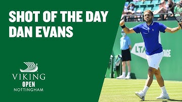 How does Dan Evans make this banana forehand?