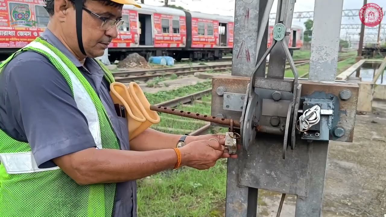 भारतीय रेल | Unique Rail Safety Equipment | INTERLOCKED GATED LADDER FOR EMU PANTOGRAPH MAINTENANCE 