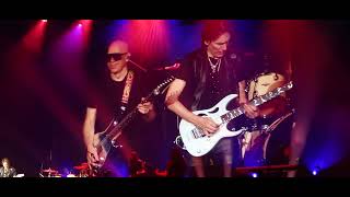 Joe Satriani & Steve Vai perform Metallica's Enter Sandman