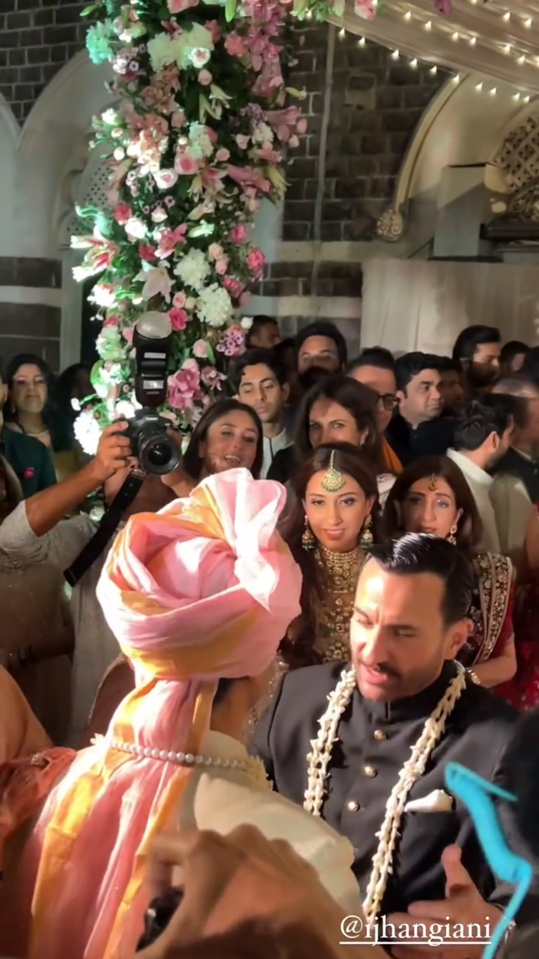 Kareena Kapoor HYPES hubby Saif as he performs rituals at Aadar-Alekha's wedding ? #shorts #saifeena