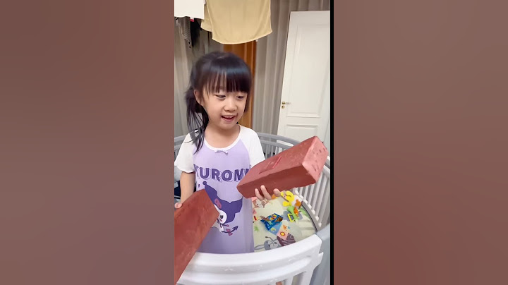 當妹妹想吃硬的東西，爸爸立刻滿足，磚頭裡面放著核桃，你就說硬不硬吧 #萌娃#亲子  #funny