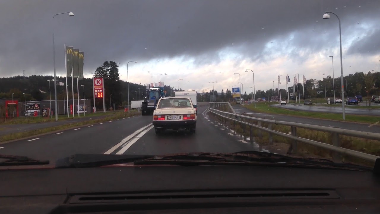 Sladdar rondell med Volvo 740 GL i regn