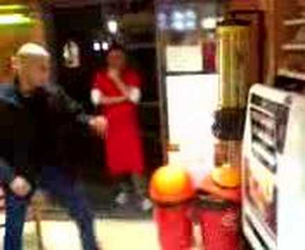 Glatze vs. Zigarettenautomat.