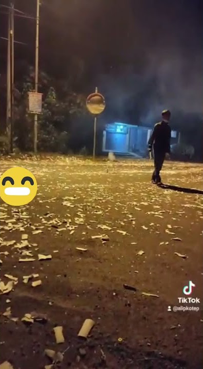 Pesta petasan,memeriahkan malam takbiran.