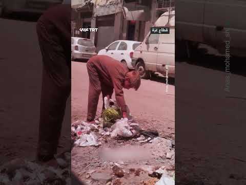 طفل يبحث عن الطعام في القمامة