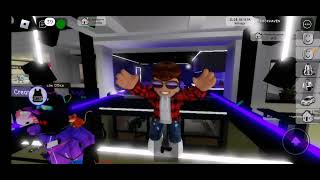 ВЫЖИВАЮ В ПАЛАТКЕ В ИГРЕ ROBLOX BROOKHAVEN RP