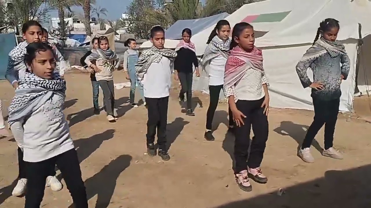 تدريب اطفال غزه الحلوين علي دبكه فلسطينيه مع الكابتن نور خماش في مدرسة دلفين 