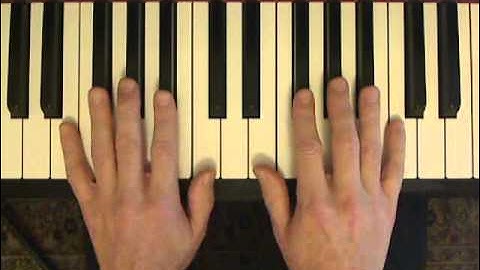 Piano lesson: the first excercise to play the black keys