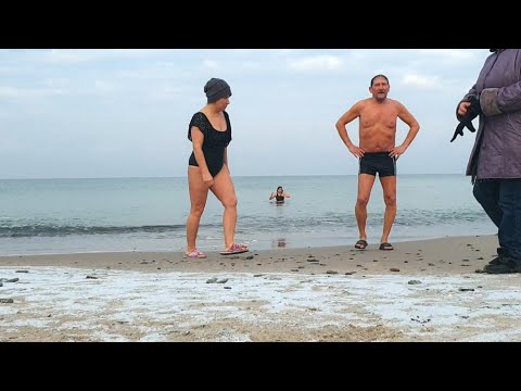 И как им не холодно 😱🌊❄️? Калининград, зима пришла на недельку😜 Купание в 8° воде Балтийского моря💥