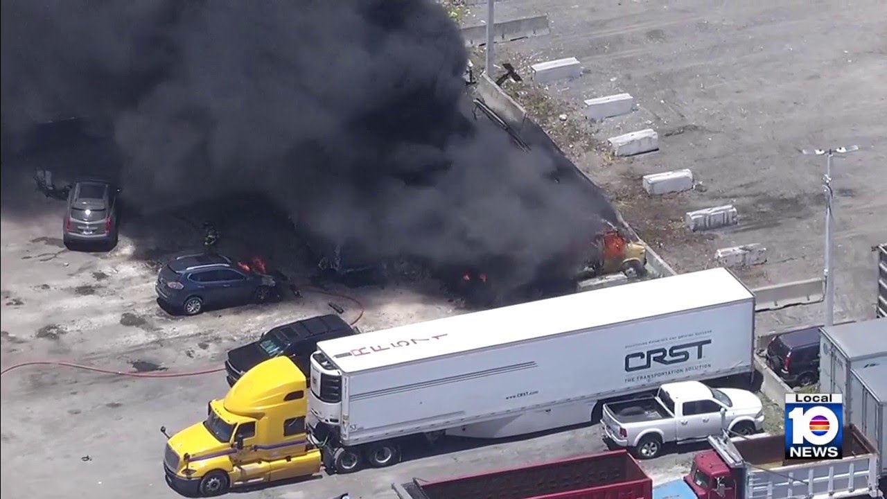 Authorities respond to vehicle fire in northwest Miami-Dade - YouTube