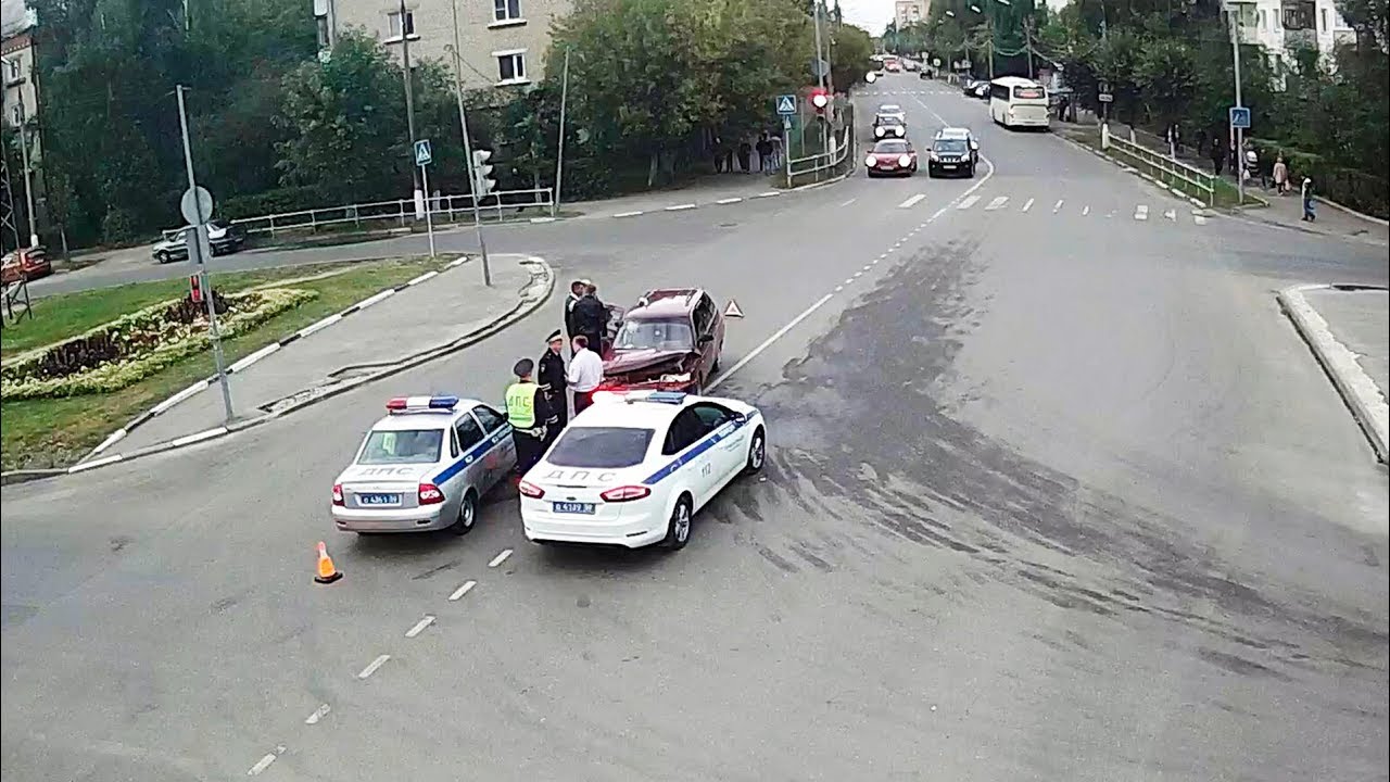 Рядом стоящий автомобиль