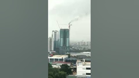 Tower crane tersambar petir