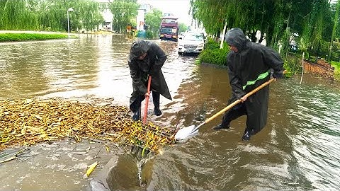 Unclogging Storm Drains to Save Flooded Streets Beating the Deluge Flash Street Rescue After Heavy