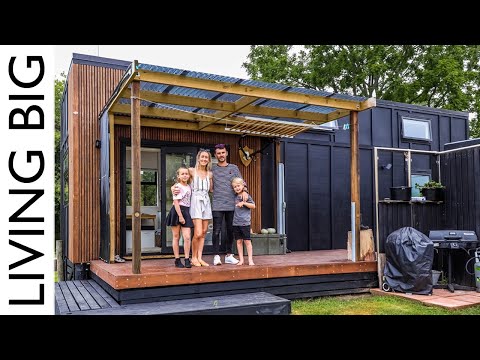 Videó: Inspirált fából készült ékezetek megjelenik egy hatalmas méretű családi ház