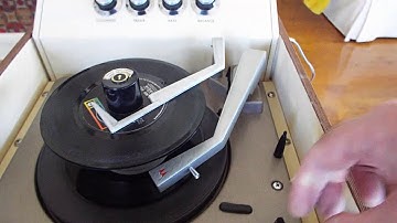 Motorola STEREO SH12N 1959 record player playing a few 45