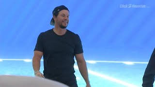 Mark Wahlberg takes on Travis Kelci in 40-yard dash
