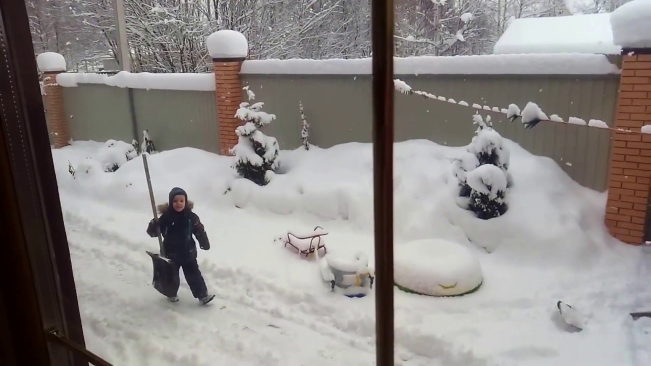 Малыш чистит снег - YouTube