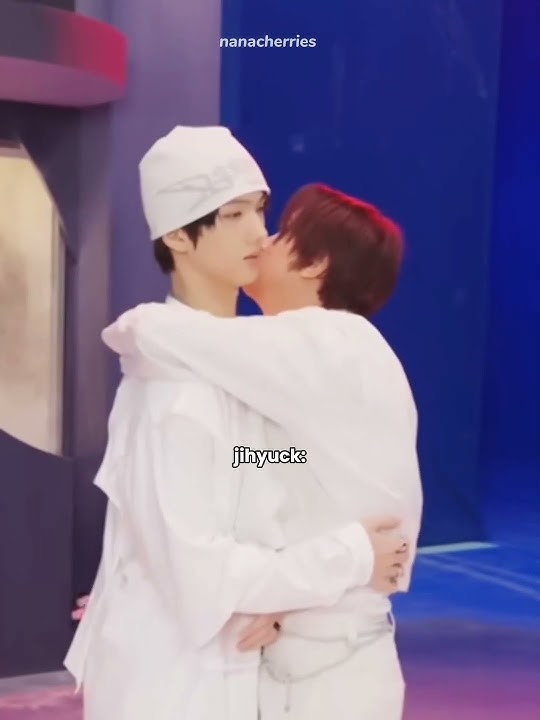 Here comes the bear hug 🥹💗 #mark #haechan #jisung #nct #markhyuck #jihyuck