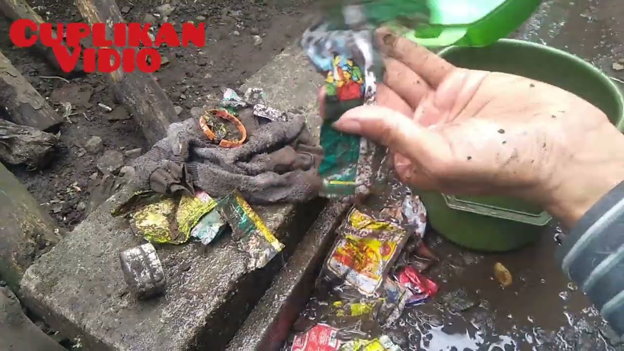 Menemukan jajanan kuno pas gali tanah