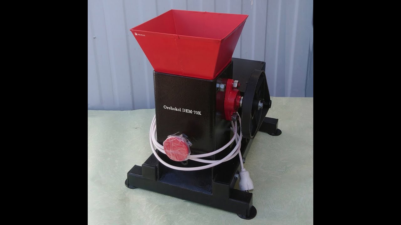 Nut splitter for pine nuts