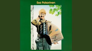 Video thumbnail of "Esa Pakarinen Jr. - Kylymässä mualimassa"