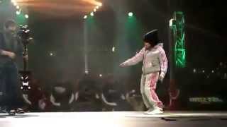 Маленькая девочка танцует брейк данс / Little girl dancing breakdance Маленькая девочка танцует брейк данс / Little girl dancing breakdance