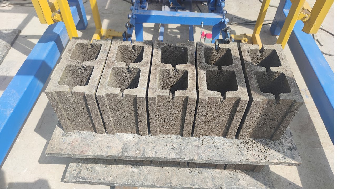 Machine to make cement blocks concrete blocks Aimix,machine de ...